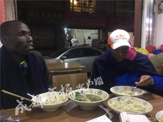 ▲吉萨斯和基缇克一边吃饭一边跟记者交谈