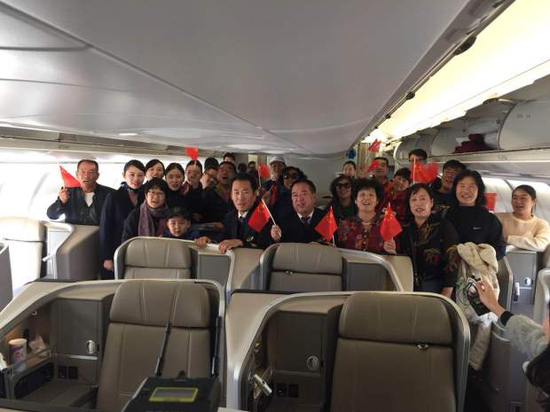 与飞机合影留念 东航供图