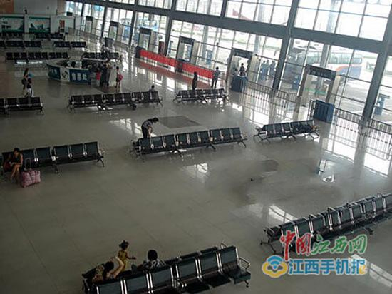 候车厅旅客寥寥无几。