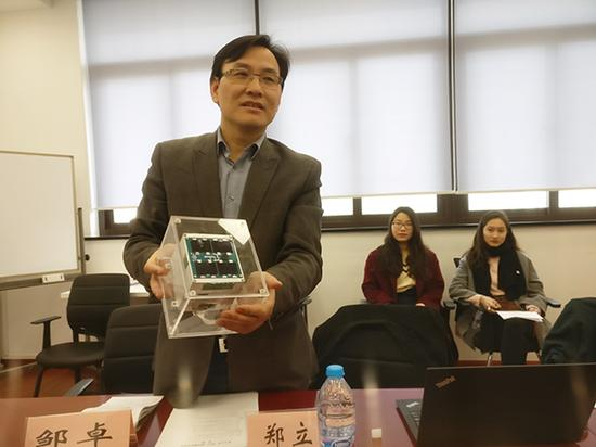 郑立荣展示“芯云”智能芯片。 澎湃新闻记者 周航 图