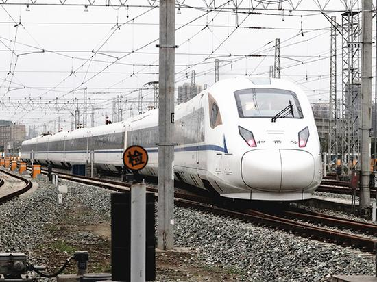 一组检修完毕的CRH3A型动车组缓缓驶出检修库，即将上线试运行。&nbsp; 周兵 图