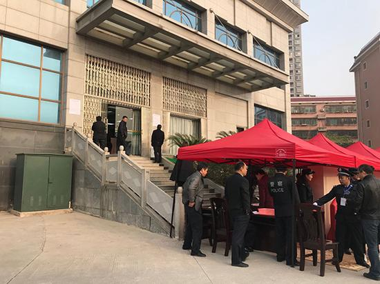 　　庭审现场，对旁听人员进行严格限制，澎湃新闻到现场时被告知50张旁听证已发完。娄底中院新闻科负责人称：旁听证由专门部门负责发放，具体由谁发，不能透露。