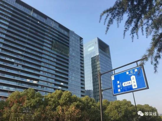 起火楼层现场照片 《等深线》记者 封莉 摄影