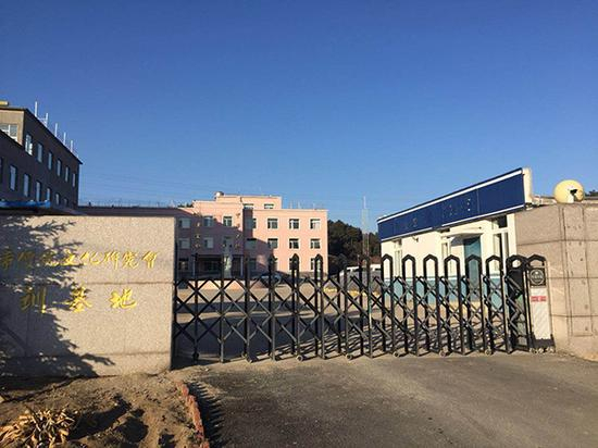 抚顺传统文化学校“基地”，学校已经遣散学员，大门紧闭。