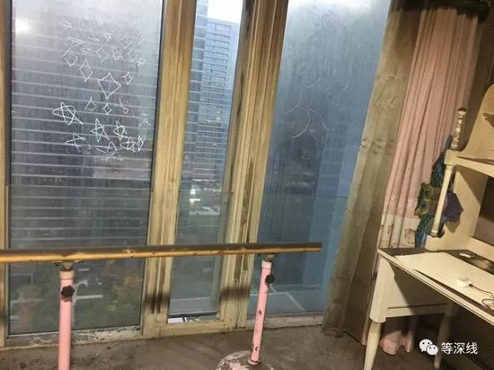 　　朱小贞母子倒在女儿房的窗前，窗户只能推开拳头大小的缝。窗边，挂着女儿嘻戏过的风筝，经历了大火的风筝，完好如初。那是父亲林生斌在春天时给她买的，“春天带他们在楼下草坪上玩，孩子们一人一个。” 《等深线》记者 封莉 摄影