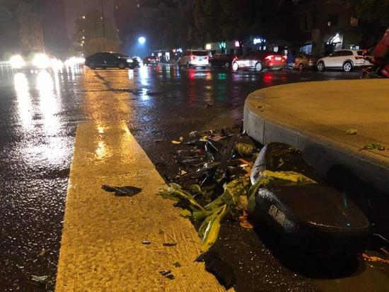 被撞散架的电动车座