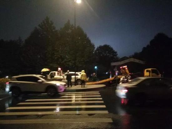 事故车拖离现场。毛大伯摄