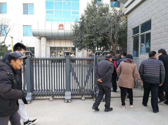 　　2017年12月18日，李艳艳一案在聊城市中院审理。开庭前，被害人家属走入法庭。 &nbsp;本文图片均为澎湃新闻记者 朱远祥 图（除署名外）