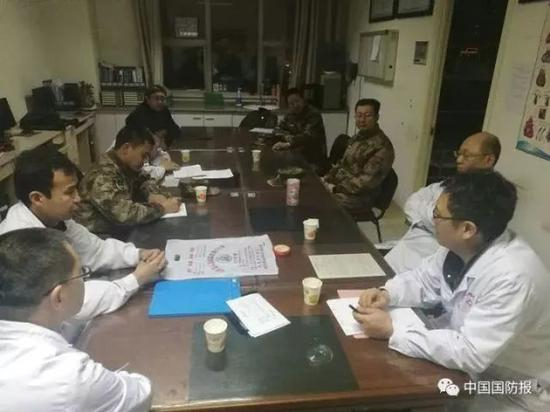 医生向家属和部队反馈病情 &nbsp;图片来源：中国国防报