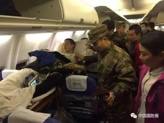 飞往乌鲁木齐的飞机上，随行医生在观察陈石病情 图片来源：中国国防报