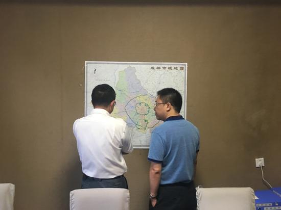 督察人员“挂图作战”分析成都各监测断面的水质问题。 本文图片均为湃新闻记者 刁凡超 图