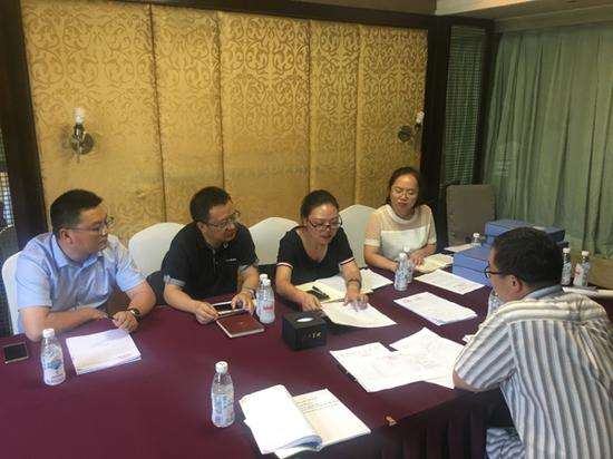 督察人员在驻地与个别部门谈话了解情况。
