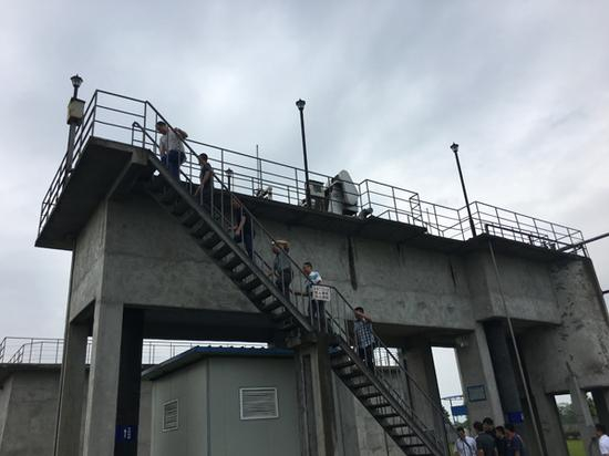 8月24日，督察人员在邛崃市第三污水处理厂现场检查。