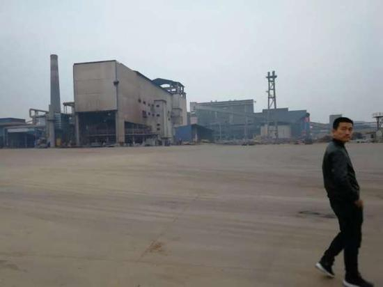 ▲11月27日，整体退出的广耀钢铁，厂区内空荡荡的一片。（黄海波摄）