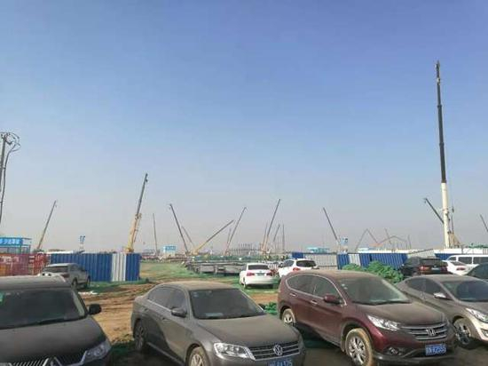 ▲12月21日，雄安新区市民服务中心正在紧张建设中。（徐根红摄）