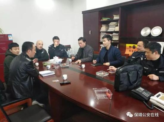 保靖追逃民警与江苏当地公安对案件进行分析研判▲