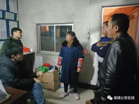 追逃组民警对杨某松进行走访调查▲