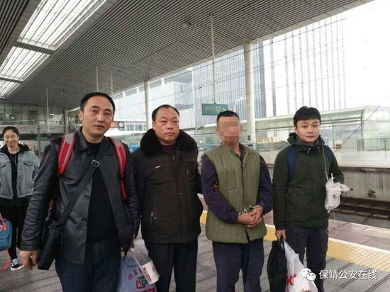 追逃组民警顾不上休息，立刻将杨某松押解回保靖▲