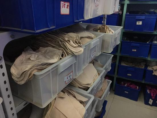 齐丽芳仓库里不同型号、重量的义乳内衣。 澎湃新闻记者 彭玮 图