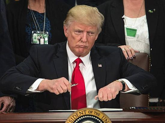 　　2017年1月25日，华盛顿国土安全部，美国总统特朗普签署行政令，启动美墨边境隔离墙建设计划。（新华/法新）