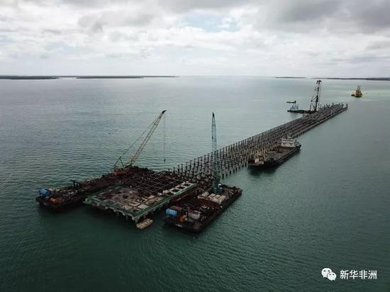 　　2017年7月30日拍摄的中国交通建设股份有限公司（中国交建）承建的肯尼亚拉姆港施工现场。新华社记者 陈诚摄