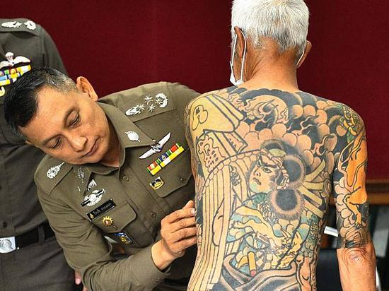1月11日，泰国警方在华富里市警察局举行的新闻会上向媒体记者展示嫌疑人身上的纹身。（新华/路透）