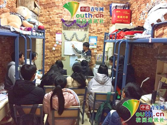 尹国志正在为同学们讲解高数。中国青年网通讯员 段胜铠 供图