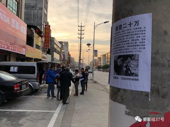 　　▲1月3日下午，申军良等寻子家长来到紫金县蓝塘镇，刚到镇上，他们拿出寻人启事贴在街道旁的电线杆上。&nbsp;&nbsp;&nbsp;&nbsp;新京报记者&nbsp;游天燚&nbsp;摄