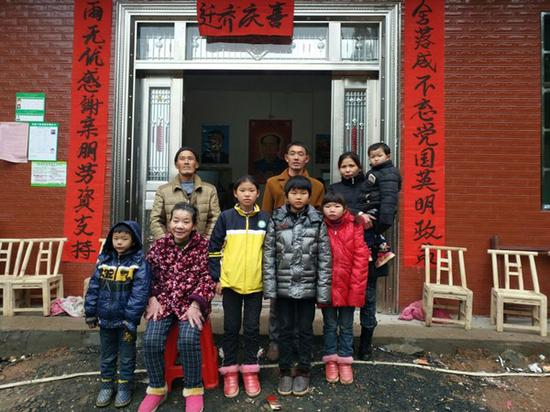 2018年1月24日，伍继红一家九口从此告别了漏雨的土坯房，住进了漂亮、舒适的小洋楼。