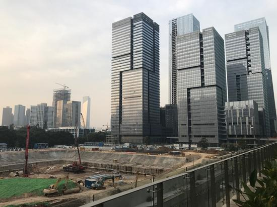 在高楼大厦之间，还有新的楼盘在建设。澎湃新闻记者 沈文迪 图