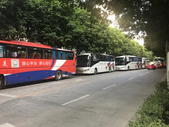 早晨的接驳车 澎湃新闻记者 沈文迪 图