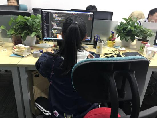 柳莹的工作常态。 受访者供图