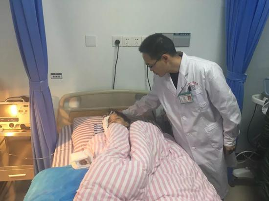 ▲受伤男孩转院到南宁就诊。