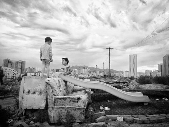 @西域巫师-坦术《黑甲山的孩子》&nbsp; “生于街头”2017年8月入选作品。