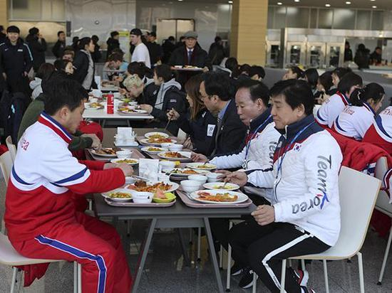 两国队员共进午餐。
