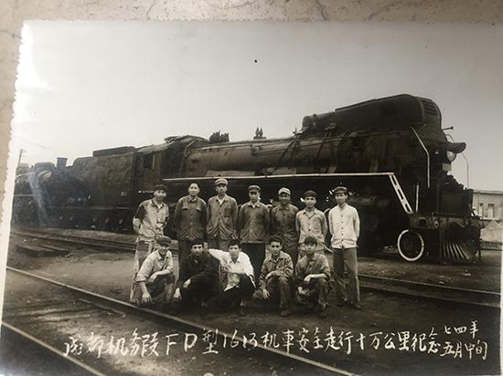 1974年成都机务段配备的火车及司机。成都机务段 供图