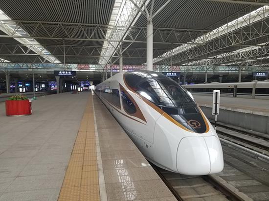 在成都东站整装待发的“复兴号”列车。 付豪 图