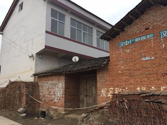 张扣扣家门前拉起了警戒线。