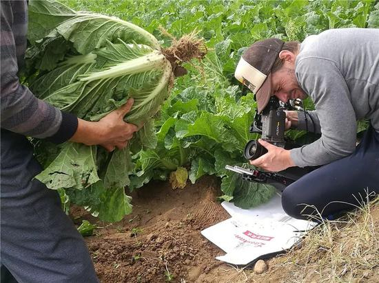 ▲《舌尖3》工作照。（栏目组供图）