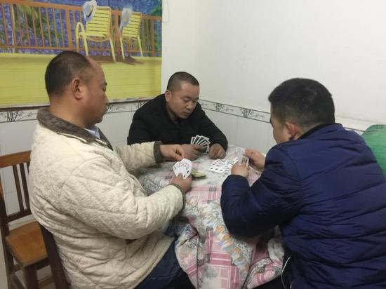 绿色打牌，每人只要十五元牌资