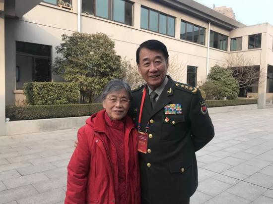 刘源和周总理、邓颖超秘书赵炜合影（刘烨 摄）