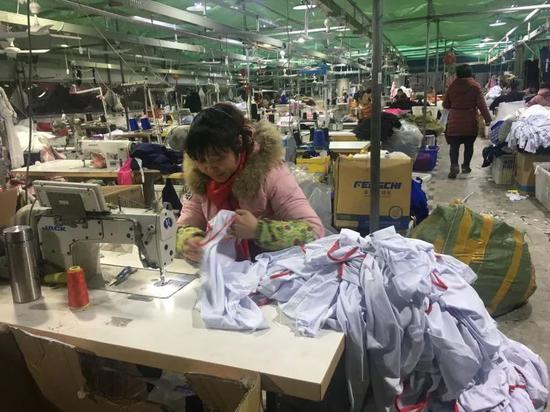 建在菜市场后大棚里的一家制衣厂。新京报记者陶若谷 摄