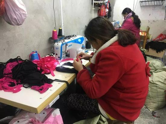 冬妮在车间工作。新京报记者陶若谷 摄