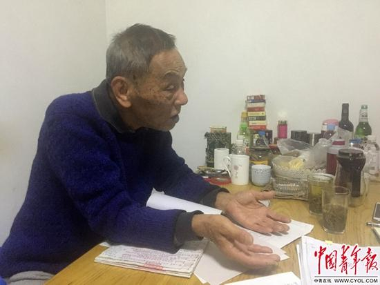 沈山认为，自己的房子被骗走，公证处负有不可推卸的责任。中国青年报·中青在线记者刘万永/摄