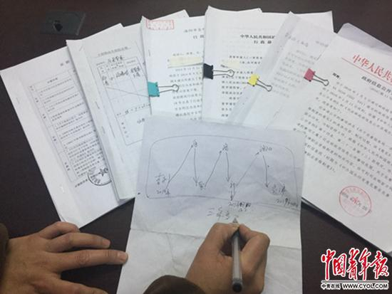 自学法律后，郑青提起了四起行政诉讼，三年过去，官司仍未了结。