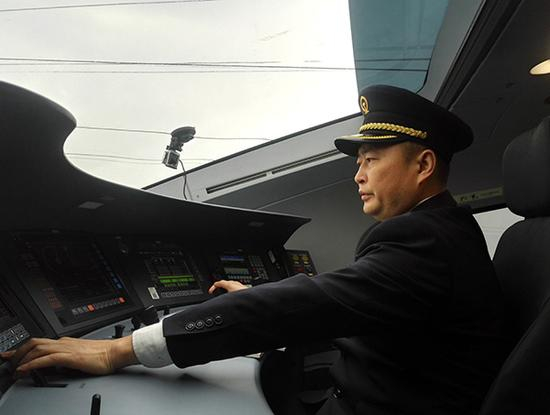 杜辉在熟悉新型的CRH3A型和谐号动车组。 李强 图