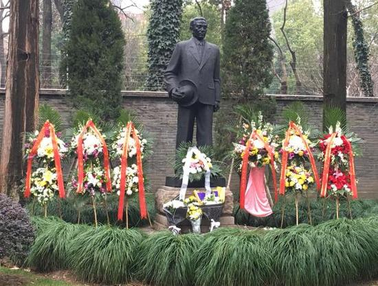 2018年1月8日，上海周公馆，周恩来雕像前摆着鲜花。澎湃新闻记者 臧鸣 图