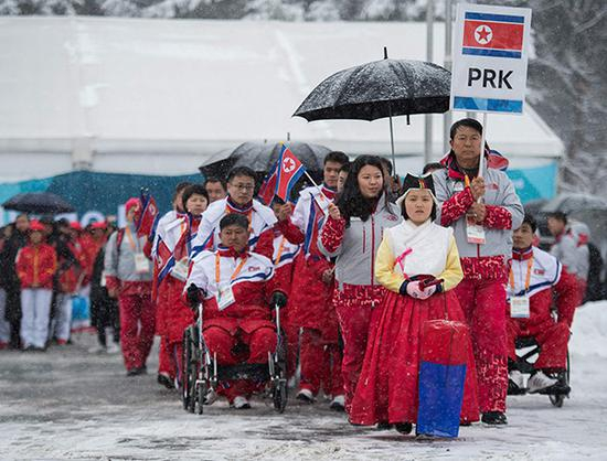2018年3月8日，韩国，2018平昌冬残奥会，朝鲜代表团抵达奥运村。视觉中国 图