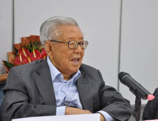 　　▲新加坡籍华人陶欣伯长期致力于我国教育事业的发展，大力开展教育慈善活动，于2016年获得中国“绿卡”。