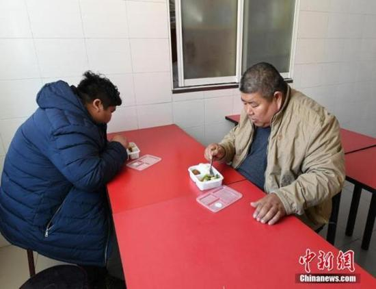 吃减肥餐的父子。